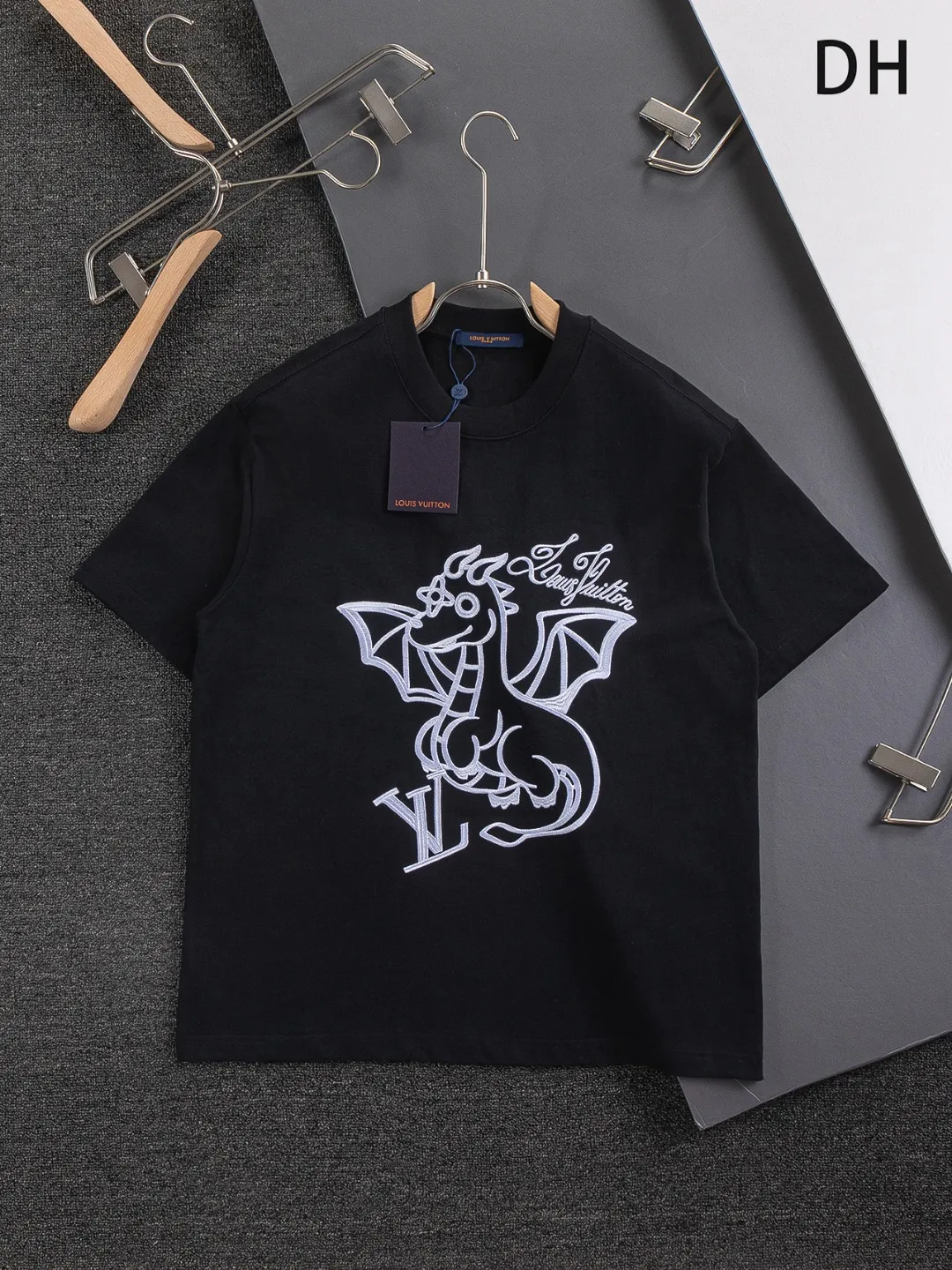 🅿️210 Louis Vuitton 1V micro wide version S-XL 25SS LV new product counter catwalk style with flying dinosaur letters on the chest🪡 embroidered logo, same style for men and women! Short-sleeves are not the same as the general public, but must be unique and eye-catching. This LV short-sleeves is all about quality, comfort, consistent style, fashion, including fabrics and cutting techniques, all of which have been made with great effort! 320 grams of washed pure cotton fabric, pure cotton is breathable, very refreshing and comfortable for daily wear. The rib knitting on the neckline is smooth and tight, and the neckline will not be skewed if you toss it at will. The loose version, you will find that it looks really good on the upper body. The overall is minimalist and neat, super versatile for daily use! Pair it casually with a pair of pants for a youthful look. A T-shirt will make your outfit crazy. It is a fashionable item that can never go wrong! Color: Black White Size: S-XL Size chart: S: Shoulder width 50-Bust 54-Length 70 M: Shoulder width 52-Bust 56.5-Length 72 L: Shoulder width 54-Bust 59-Length 74 XL: Shoulder width 56-Bust 61.5-Length 76